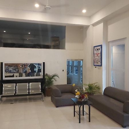 Nest Suites Quezon City Buitenkant foto